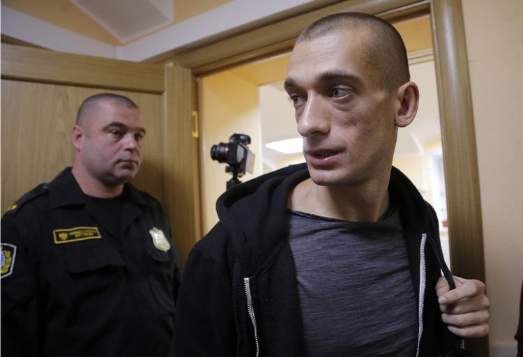 Provo. Performancekunstneren Piotr Pavlensky provokerer den russiske stat med sin kunst. 