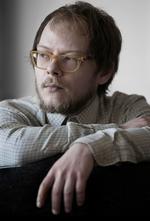 Surroundsound. At læse Rasmus Halling Nielsens 'Også' er som at høre noget – f.eks. krigen – i såkaldt surroundsound, det er som at høre et kor, et flerstemmigt værk, en hel symfoni. 