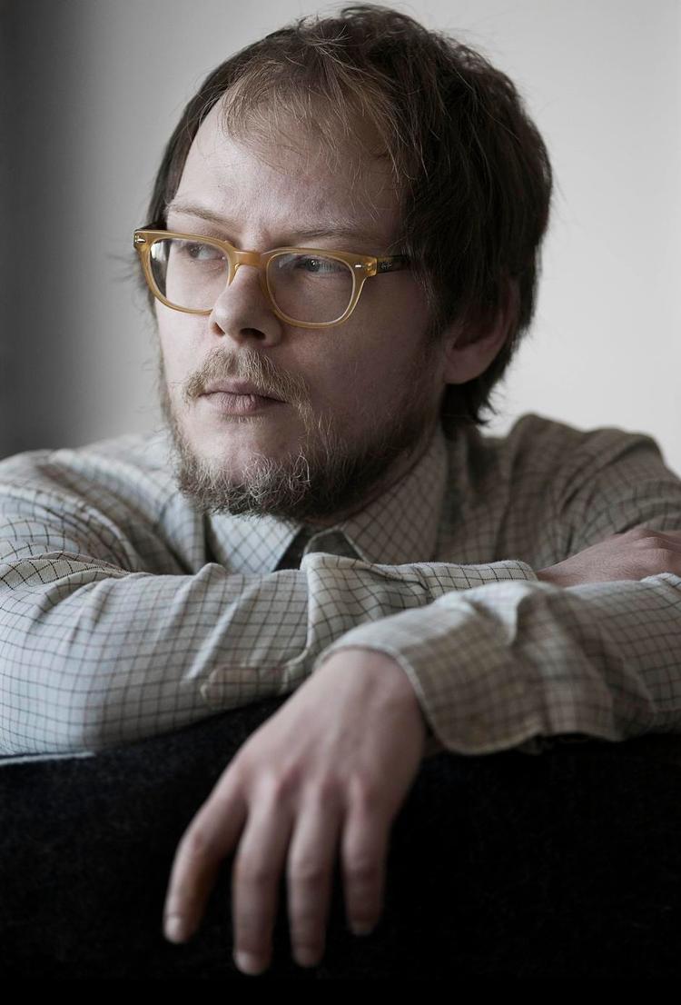 Surroundsound. At læse Rasmus Halling Nielsens 'Også' er som at høre noget – f.eks. krigen – i såkaldt surroundsound, det er som at høre et kor, et flerstemmigt værk, en hel symfoni. 