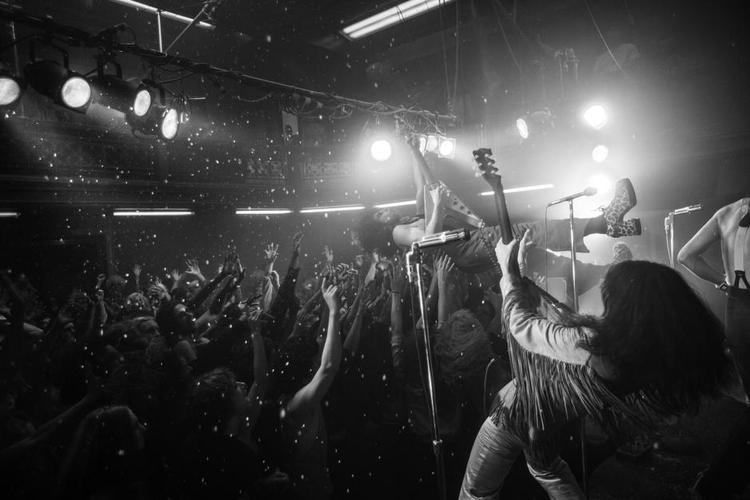 Vildt. Der er sex, drugs og rock'n'roll i Martin Scorsese og Mick Jaggers nye tv-serie om pladebranchen i 1970'ernes New York. 