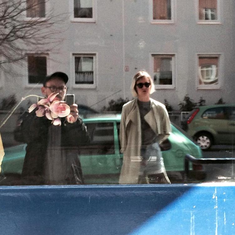 Selvportræt. Rasmus Halling Nielsen er født i 1983 og uddannet fra forfatterskolen. Modtager af Dan Turèll medaljen, blogger på: alssolar2.wordpress.com 