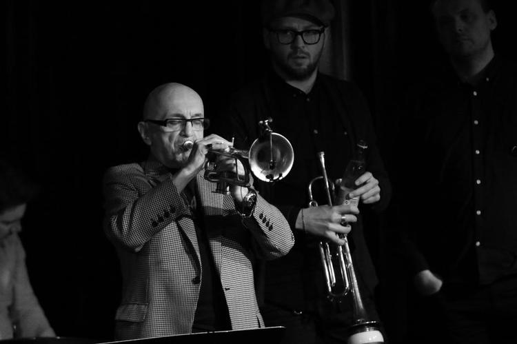 koncentration. Thomasz Stanko nøjedes med at spille på sin trompet og overlod kommunikationen med publikum til sine musikere ved torsdagens koncert på Dexter i Odense. Foto: Bjørn Langkilde 