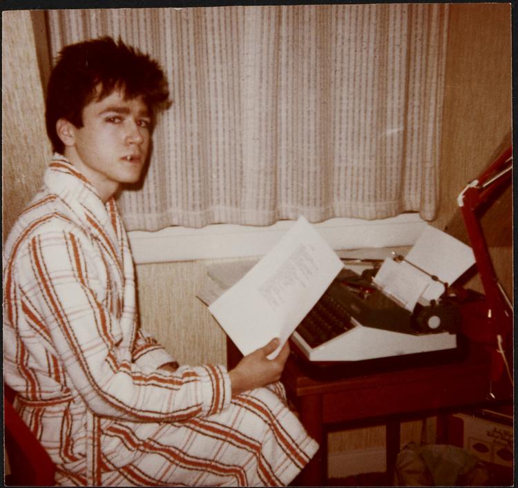 Hot. 1980’ernes unge vrede digterikon Michael Strunge er et tilsyneladende altid aktuelt ikon - nu i  Peter Rewers biografi. 