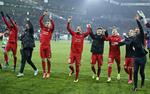 sensation.  FC Midtjyllands spillere fejrer sejren over Manchester United med publikum efter kampen. 
