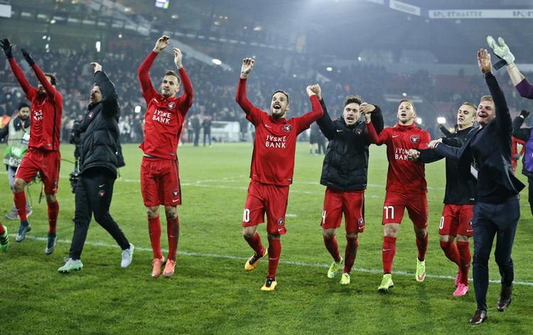 sensation.  FC Midtjyllands spillere fejrer sejren over Manchester United med publikum efter kampen. 