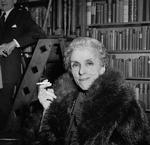 Identitet. I efterkrigstidens forfatterskaber såsom Karen Blixens ser Marianne Stidsen bud på, hvordan vi skaber vores identitet gennem den kunstneriske fortælling og ikke bør lade os hæmme af traditioner og historie. 