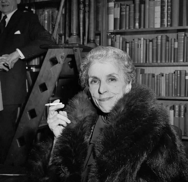 Identitet. I efterkrigstidens forfatterskaber såsom Karen Blixens ser Marianne Stidsen bud på, hvordan vi skaber vores identitet gennem den kunstneriske fortælling og ikke bør lade os hæmme af traditioner og historie. 