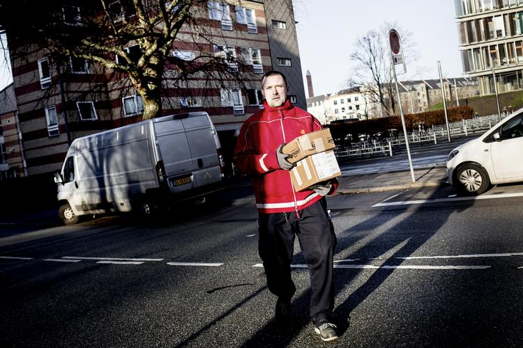 INTERNETHANDEL: Skat afskaffer e-firmaers momsfriforsendelser. Det betyder, at det bliver dyrere for dig at handle over nettet. 