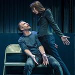 Trafikinfo. Det er da krænkende at placere sig lige op og ned ad en medpassager, ikke? 