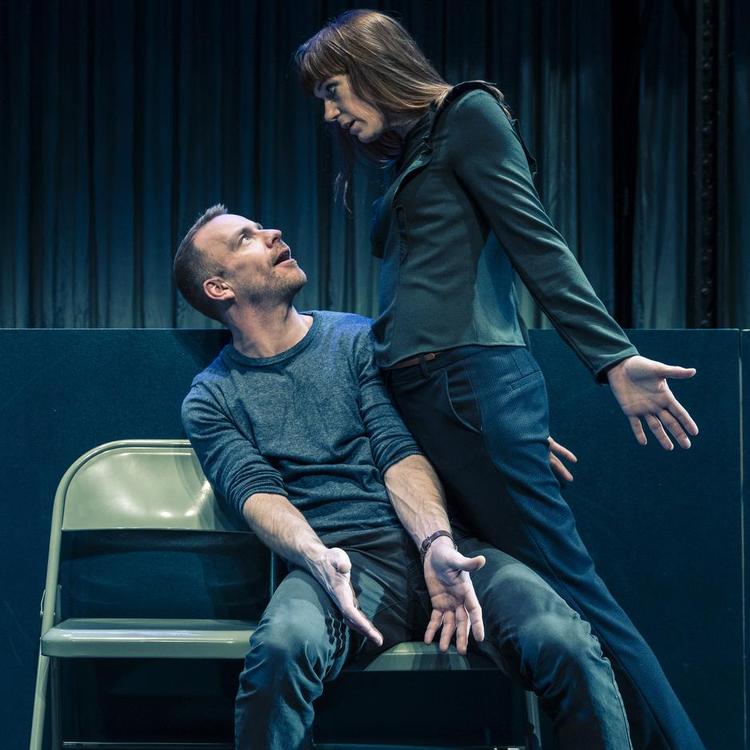 Trafikinfo. Det er da krænkende at placere sig lige op og ned ad en medpassager, ikke? 