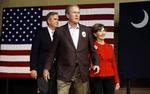 Brødre. George W. Bush og hans kone Laura Bush optræder sammen med Jeb Bush i South Carolina. Spørgsmålet er, om George W. Bush, symbolet på Irakkrigen, kan tiltrække stemmer fra militæret. 