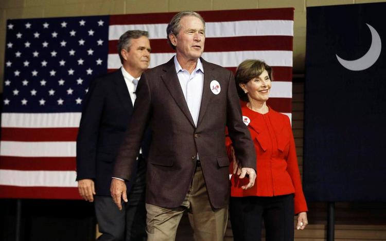 Brødre. George W. Bush og hans kone Laura Bush optræder sammen med Jeb Bush i South Carolina. Spørgsmålet er, om George W. Bush, symbolet på Irakkrigen, kan tiltrække stemmer fra militæret. 
