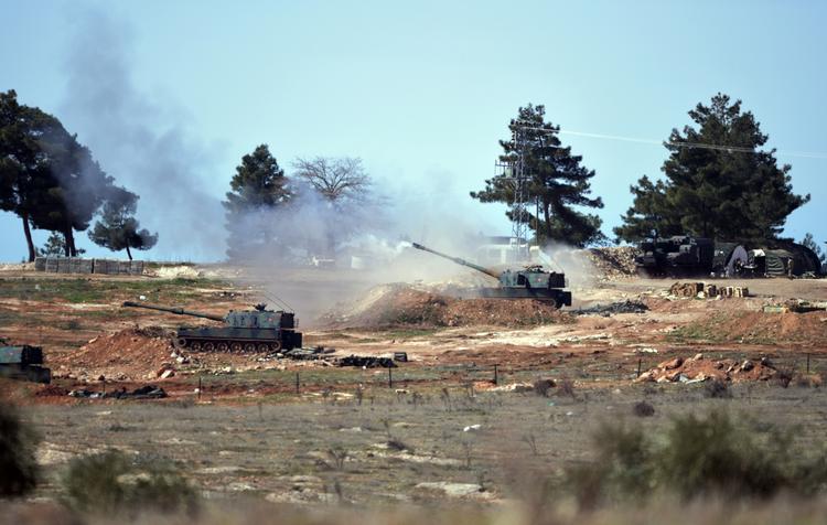 Tyrkiet og Ruslands aftale om 'indstilling af fjendtlighederne' har ikke i praktis haft stor effekt. Her et artkivfoto af tyrkisk militær, der affyrer artilleri mod det nordlige Syrien. 