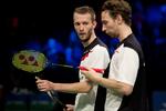 PAUSE. Carsten Mogensen (tv.), der er en travl herre i selskab med doublemakker Mathias Boe, ligger på hospitalet i Rusland. 
