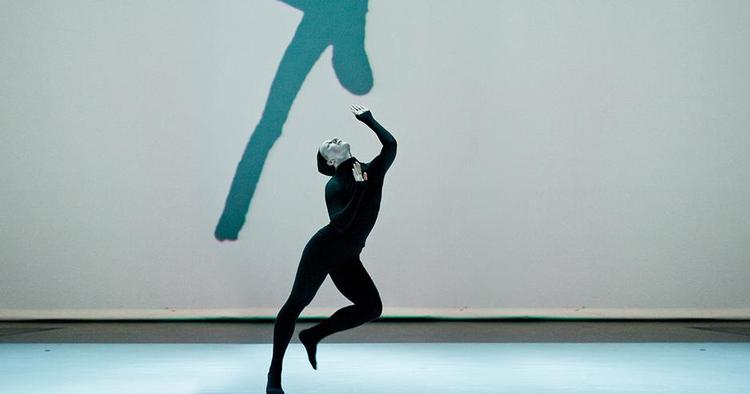 Tegnmagi. Hver danser formår på et splitsekund at vække blækskabningen til live.