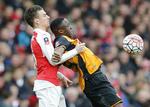 KONTROL. Arsenal-forsvarer Laurent Koscielny dækker Hulls Adama Diomande grundigt op på Emirates i London. 