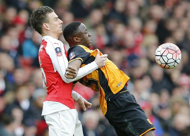 KONTROL. Arsenal-forsvarer Laurent Koscielny dækker Hulls Adama Diomande grundigt op på Emirates i London. 