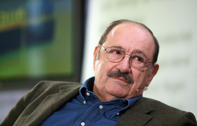 Literat. Bedst kendt af Umberto Ecos værker er 'Rosens Navn'. Sin viden om middelalderlig tænkning og klosterbevægelser, havde Umberto Eco fra sin tid på Universitetet i Torino, hvorfra han skrev sin afhandling om den helgenkårede teolog og dominikanermunk Thomas Aquinas. 