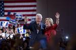 Vinder. Hillary Clinton havde manden, ekspræsident Bill Clinton, med på scenen. 