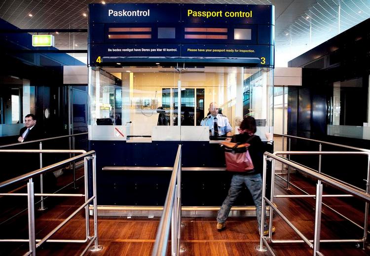 Ja.  Civilt ansatte passer den såkaldte first line paskontrol i Københavns Lufthavn. 