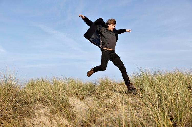 spring. Ret få af skriveskolernes elever bliver nogensinde udgivet, men Hans Andersen fra Fanø kan se frem til at debutere i en alder af 53 år. 