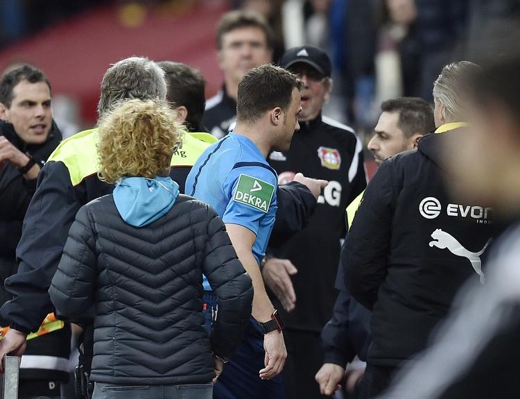 Exit. Felix Zwayer gik i omklædningsrummet - og så makkede Leverkusen-træneren omsider ret. 