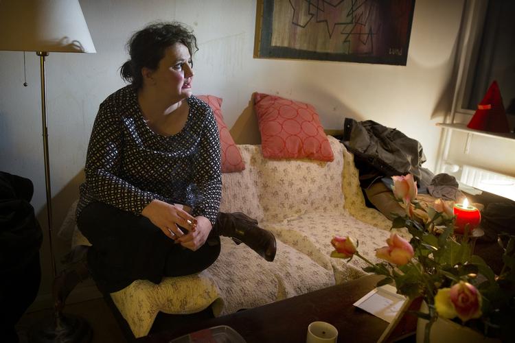 alene. Det psykiatriske bosted Sundbygård i København bliver af socialtilsynet kritiseret for at svigte beboerne og overlade dem til ensomhed. Iris Bilanovich har boet på Sundbygård i 17 år. 
