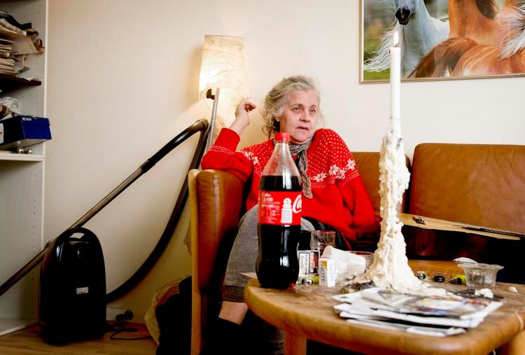 alene. Ifølge papirerne i Nina Langes sag drikker hendes kontaktperson kaffe med hende én gang om ugen. Her står der også, at man på Sundbygård er opmærksom på Nina Langes manglende motivation, men »hun skal ikke presses«. 