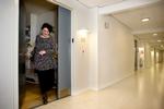 eneboer. Iris Bilanovich har boet på Sundbygård i 17 år. Det psykiatriske bosted bliver kritiseret for at svigte beboerne og overlade dem til ensomhed. 