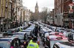 PROTEST. En domstol i Storbritannien siger, at Uber er lovlig. På det seneste har der været protester fra de etablerede taxi-chauffører i London mod den alternative kørselstjeneste. 