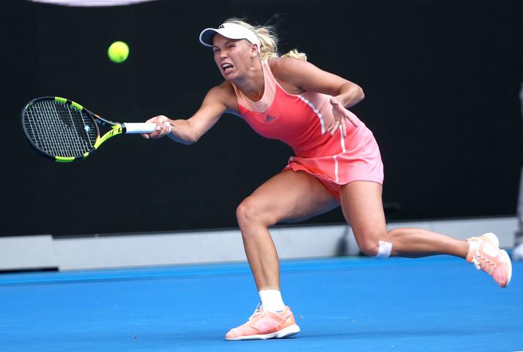 SLID. Intet er nemt for Caroline Wozniacki i øjeblikket inden for stregerne. 