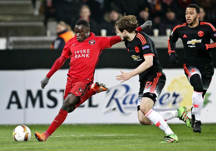 TJUBANG. Med to kampe mod Manchester United samt topopgør i Superligaen mod AaB og FC København får FC Midtjylland og Pione Sisto en udfordrende start på sæsonen. 