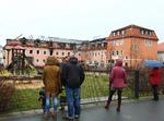 Ruin. Forbipasserende ser på brandtomten, efter at et kommende asylcenter i den tyske by Bautzen blev brændt ned. En gruppe større mennesker forsøgte at forhindre brandfolkene i at slukke branden. 