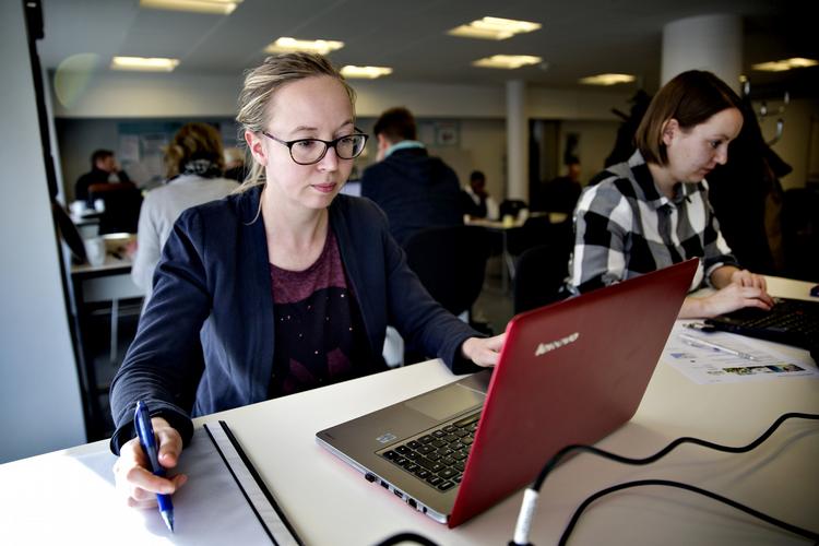 Jobjagt. Anna Madsen er uddannet cand. merc. og søger i øjeblikket job. Hun er ikke klar til at opgive drømmen om et arbejdsliv som akademiker. 