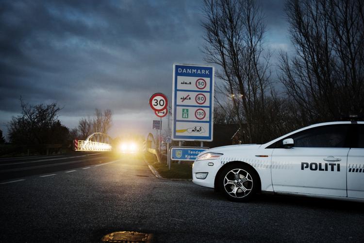 svar. Regeringen besluttede at indføre grænsekontrollen 4. januar. Det skete som reaktion på, at svenskerne samme dag indførte den såkaldte ID-kontrol. 