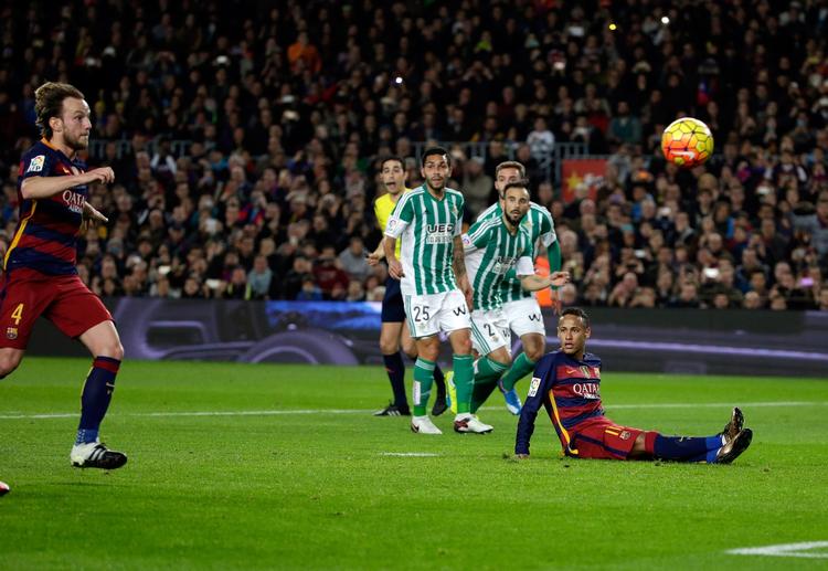 Uskarpt. Ivan Rakitic følger op, efter Neymar har brændt et straffespark mod Betis i slutningen af december. Holdets ellers meget skarpe trio har brændt halvdelen af holdets straffespark i denne sæson. 