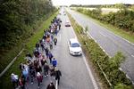 opsigtsvækkende. Det vakte stor opsigt, da flygtninge ankom til Danmark i september og begyndte at vandre på motorvejen på deres færd gennem landet. 