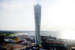 Turning Torso, Malmø, 190 meter høj og åbnede i 2005. Bygningen er modelleret efter menneskekroppen, og den vrider sig i alt 90 grader fra top til bund. Vovehalsen Felix Baumgartner kastede sig i 2006 ud fra helikopter og landede med faldskærm på Turning Torso. 