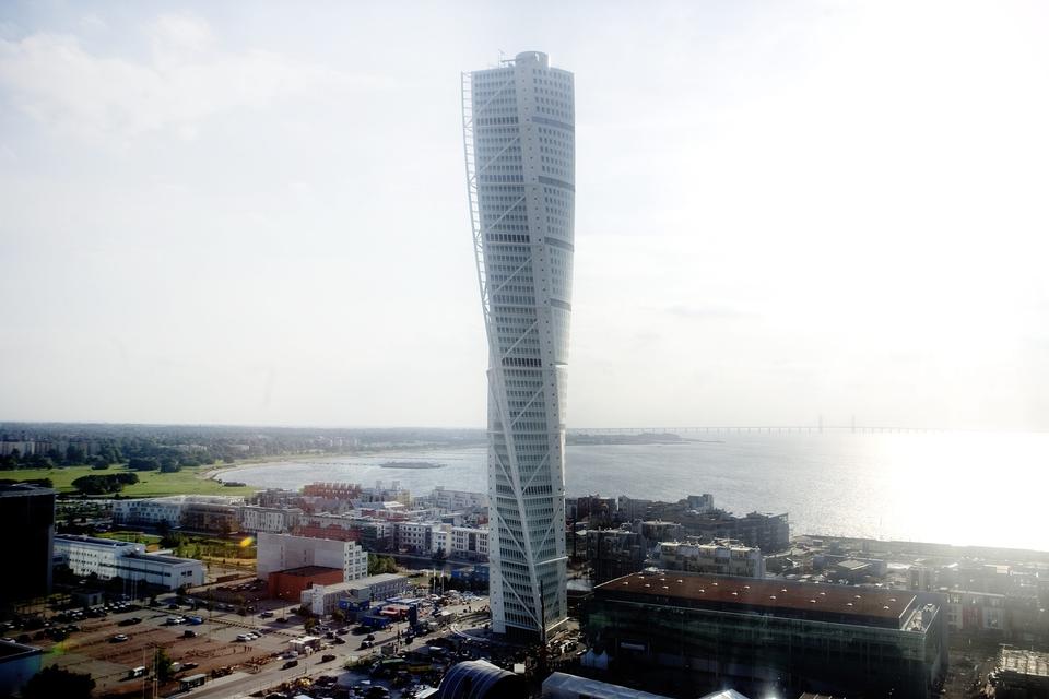 Turning Torso, Malmø, 190 meter høj og åbnede i 2005. Bygningen er modelleret efter menneskekroppen, og den vrider sig i alt 90 grader fra top til bund. Vovehalsen Felix Baumgartner kastede sig i 2006 ud fra helikopter og landede med faldskærm på Turning Torso. 