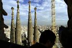 La Sagrada Familia, Barcelona. 170 meter høj, når den er  færdigbygget (estimeret i 2026). Har været under konstruktion siden 1882. Byggeriet vil, når den står færdig, have varet længere tid end de egyptiske pyramider og 50 år kortere tid end den kinesiske mur. 