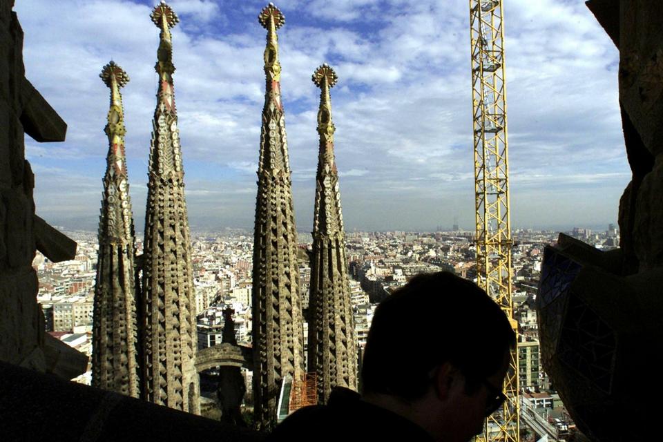 La Sagrada Familia, Barcelona. 170 meter høj, når den er  færdigbygget (estimeret i 2026). Har været under konstruktion siden 1882. Byggeriet vil, når den står færdig, have varet længere tid end de egyptiske pyramider og 50 år kortere tid end den kinesiske mur. 