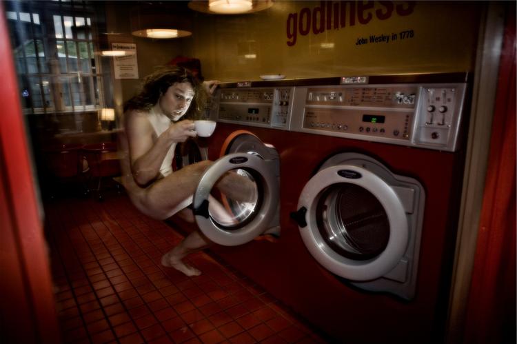 Gemt. Her er det komikeren Geo der gemmer sig på et vaskeri - dog i en helt anden kontekst. 