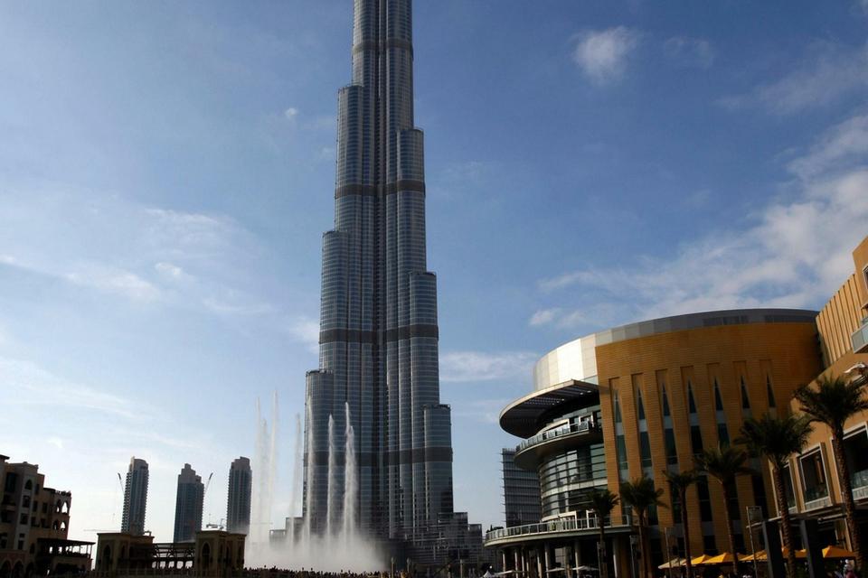 Burj Khalifa, Dubai. 828 meter høj og åbnede i 2010. Man kan opleve solnedgangen to gange fra bygningen - først fra bunden og så fra panoramadækket 555 meter oppe. Vind er en stor udfordring, og bygningen varierer i sin udformning for at 'forvirre vinden' og undgå, at der skabes stærke vindhvirvler. 