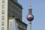Berliner Fernsehturm, Berlin. 368 meter høj og åbnede i 1969. Tårnets design bærer bræg af 1960'ernes fascination for rumfart. Kuglen skulle vække associationer til den sovjetiske satellit Sputnik. 