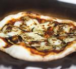 Mums. Du skal både bage og spise pizzaen selv på fredag - sammen med andre. 