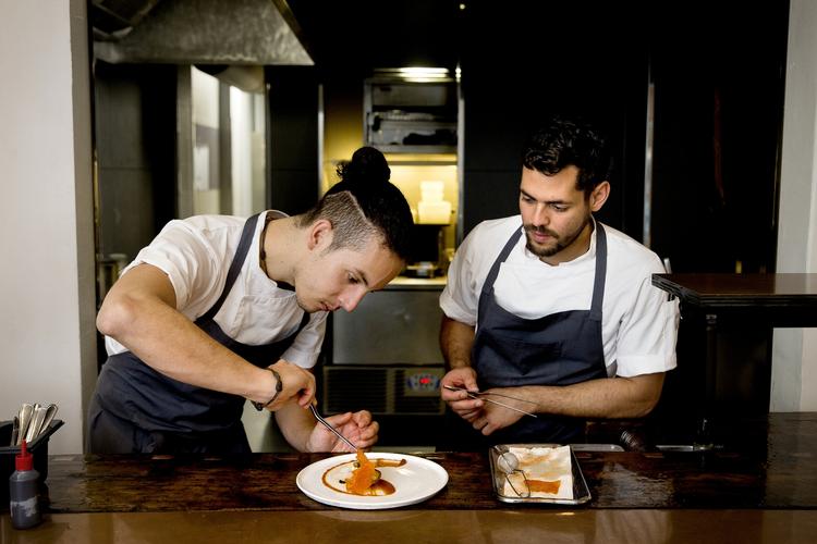 Sydamerika. Restaurant Taller står til en stjerne, hvis man skal tro anmelderne. Her ses kokkene Karlos Ponte og Luis Moreno. 