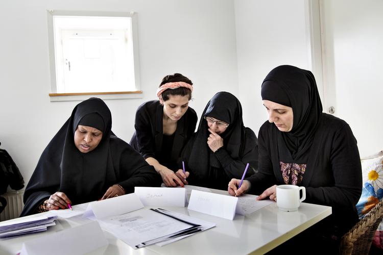 INTEGRATION. Nu undersøgelse viser, at frivillige sprogcaféer hjælper flygtninge til at lære dansk og bidrager til integration. Social- og Indenrigsminister vil fremme frivillige initiativer, men ikke gøre noget yderligere for at understøtte og fremme frivillige sprogcaféer. 