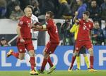 Vinderkurs. Bayern-spillerne lignede en flok vindere, da Robben (tv) havde scoret et af sine klassiske mål med et træk ind i banen. 