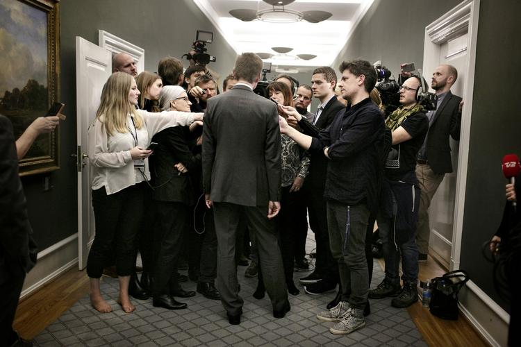 Krise. Med et tweet indkaldte statsministeren i aftes til krisemøde i blå blok. Lars Løkke Rasmussen talte dog ikke selv med pressen, men det gjorde andre borgerlige ledere som Kristian Thulesen Dahl (DF) 