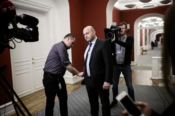 Søren Pape Poulsen gøres klar til at tale til kameraerne. 